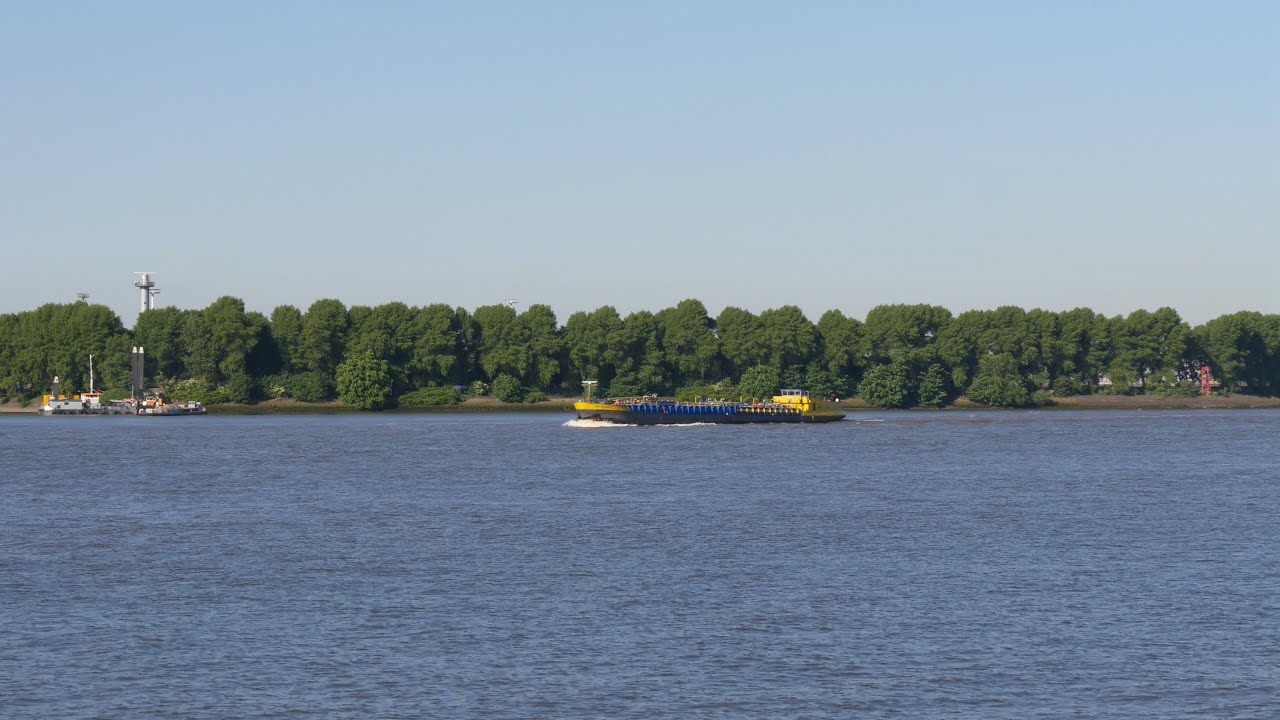 Hamburg: &Ouml;velg&ouml;nne/Bubendey Ufer, Elbe, Tankschiff (Tank Ship) - 4K Video Picture