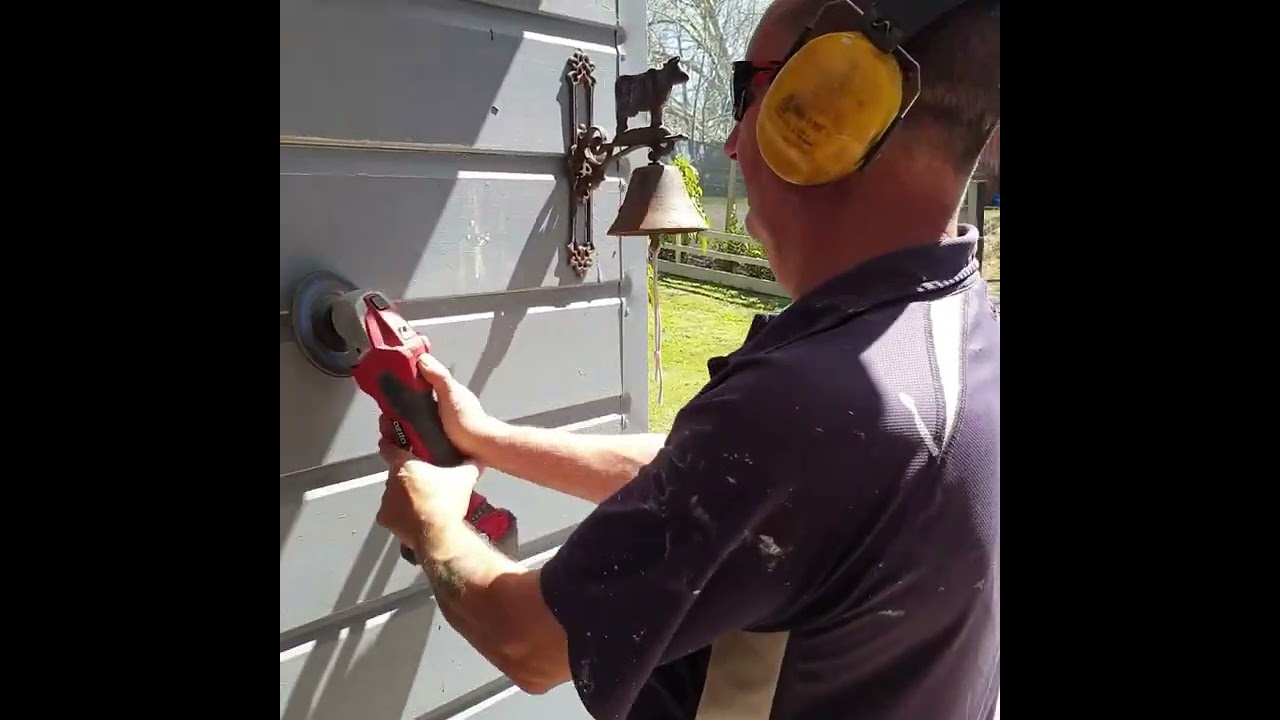 sanding weatherboards