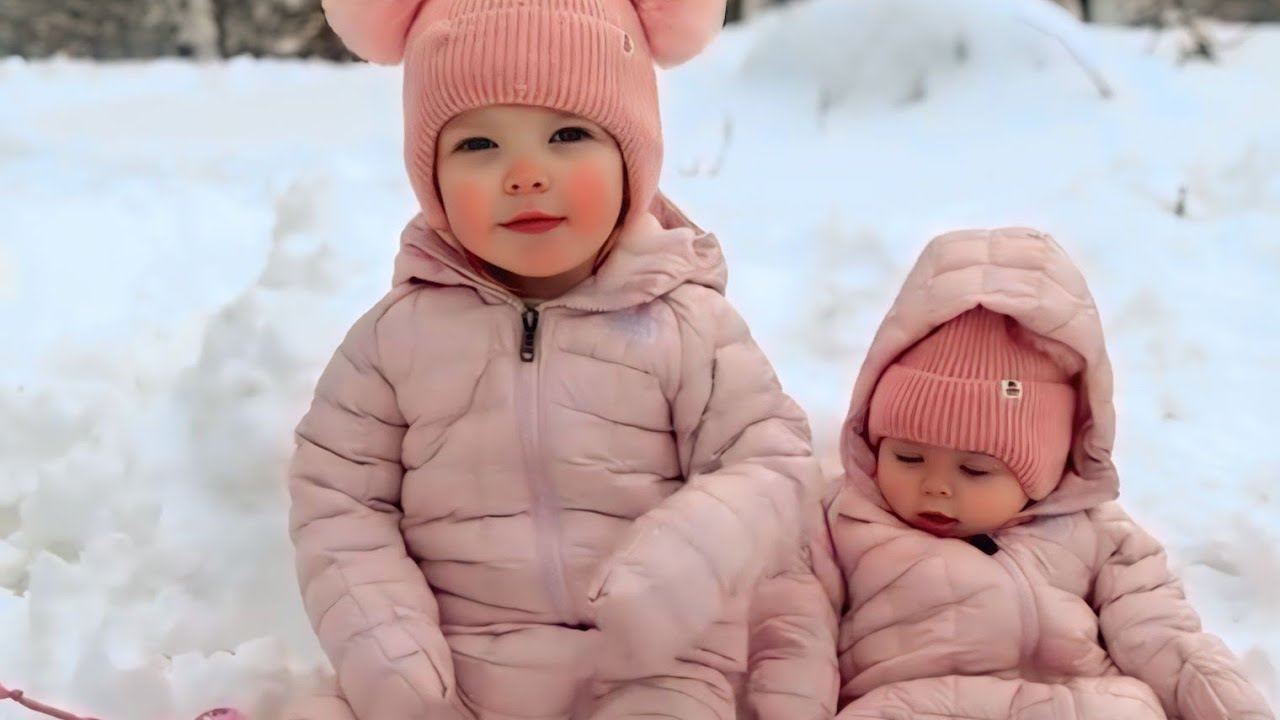 Моя жена и наша дочь так счастливы на снегу 🥰🥰