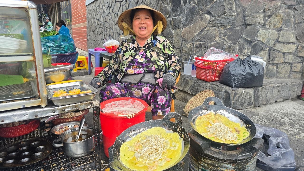 Bánh xèo tôm sông, bánh khọt giòn rụm đông khách trên con đường tấp nập ở Sài Gòn