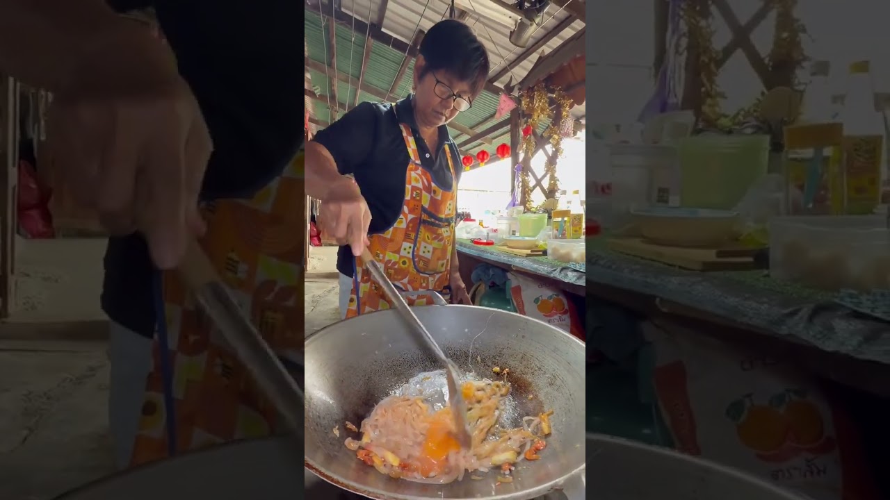 ผัดไทยสูตรโบราณใช้ไข่เป็ดผัดแบบแห้งแห้งอร่อยมากร้านนี้อยู่ที่ตลาดโบราณนครเรื่องเขตร้านผัดไทยแสนรัก