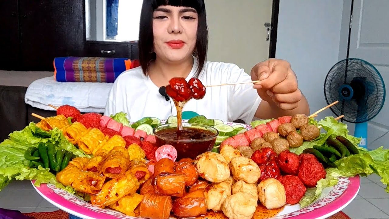 กินลูกชิ้นทอดรวมมิตร กับน้ำจิ้มรสเด็ดเผ็ดๆแกล้มพริกสดผักสดแซบอีหลีจ้า