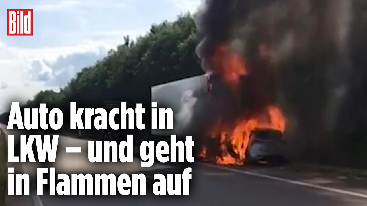 Feuer-Unfall auf der A24: Auto brennt unter Sattelzug aus