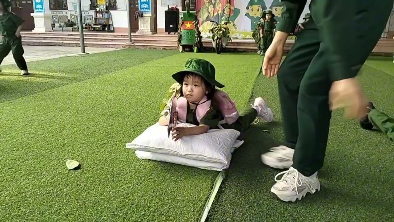 Bé tập làm chú bộ đội .