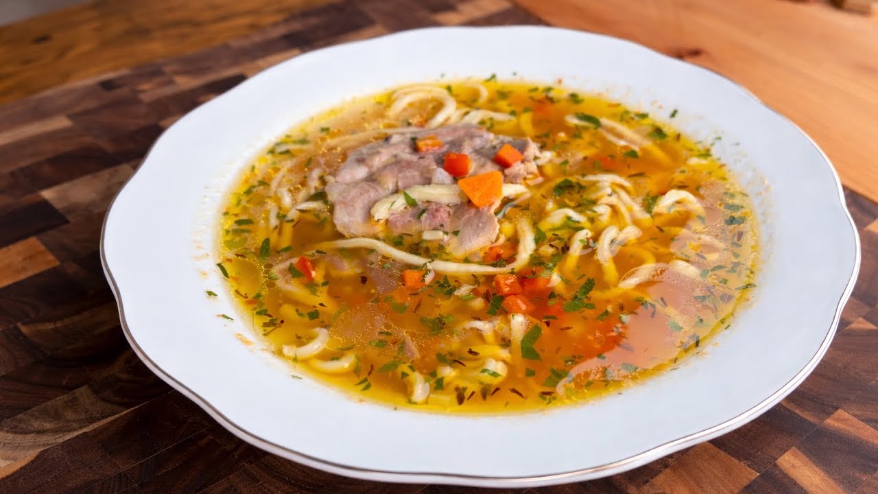 Суп с деревенским мясом и домашней лапшой.