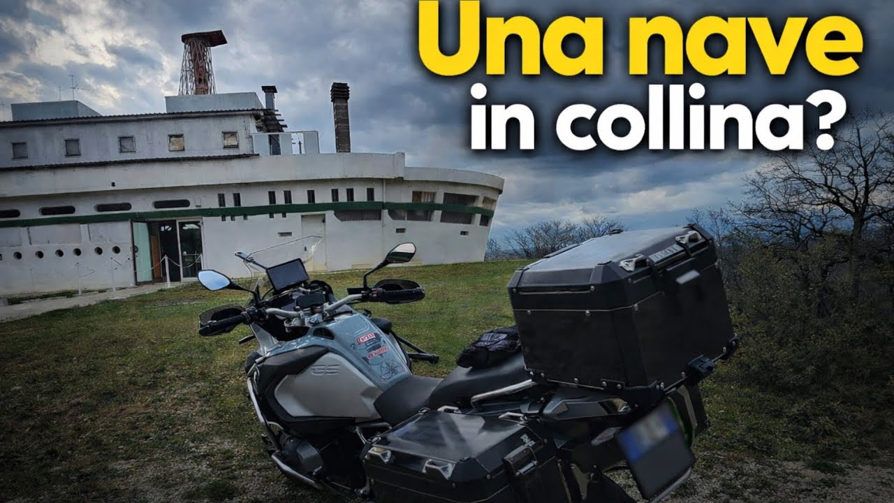 Cosa ci fa UNA NAVE in cima a questa collina?! 😳