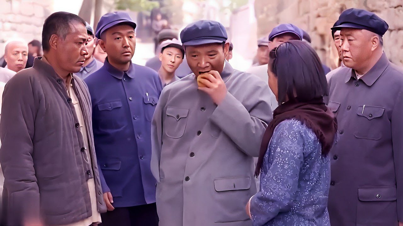 领导下乡巡查，发现农民吃的馒头比石头还硬，当场变脸了