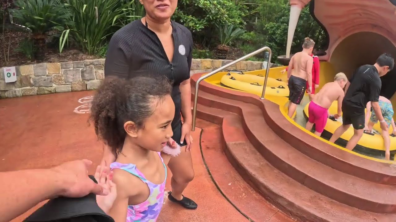 Видеоблог из парка развлечений Jamberoo Action Park: вкусная еда и отличное развлечение.