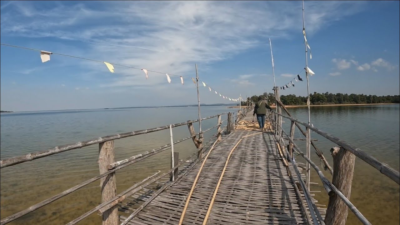 สะพานไม้ไผ่ข้ามไป เกาะภูกระแต ที่ยาวที่สุดในอุบล อ.พิบูลมังสาหาร จ.อุบลราชธานี