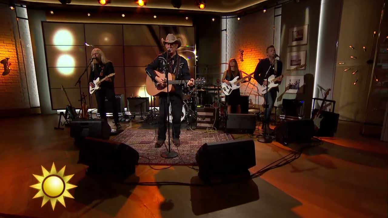 Doug Seegers - Walking on the edge of the world (Live) - Nyhetsmorgon (TV4)