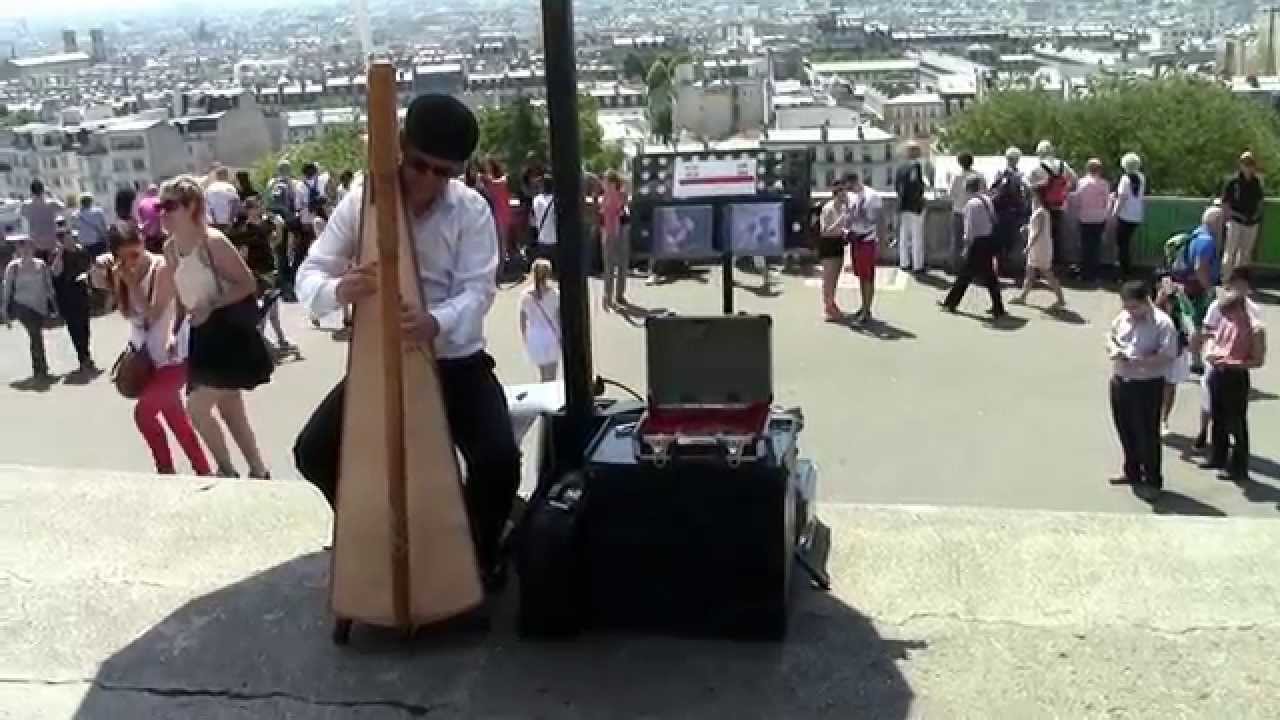 Hugo Barahona un harpiste à Montmartre (Paris) France