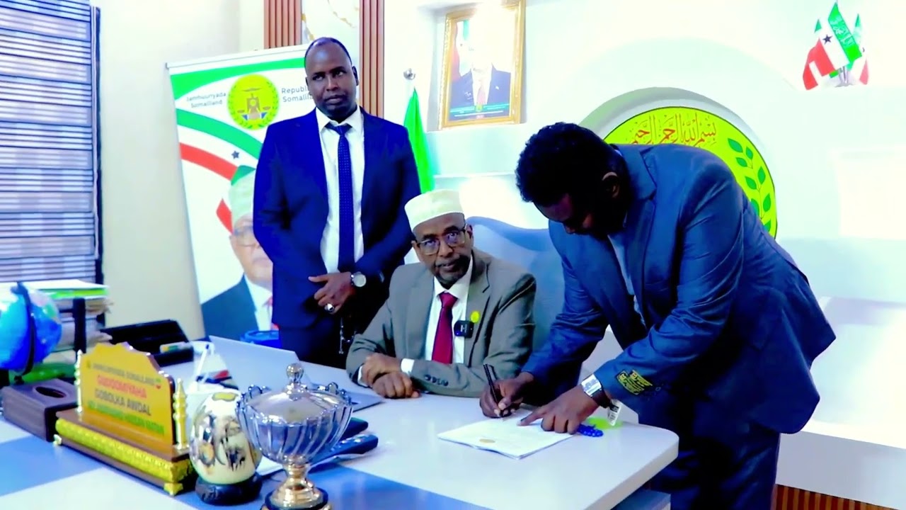 Badhasaabka Awdal oo xilkii u kala wareejiyay Iskuduwaha cusub  iyo kii horre  macdanta iyo Tamarta