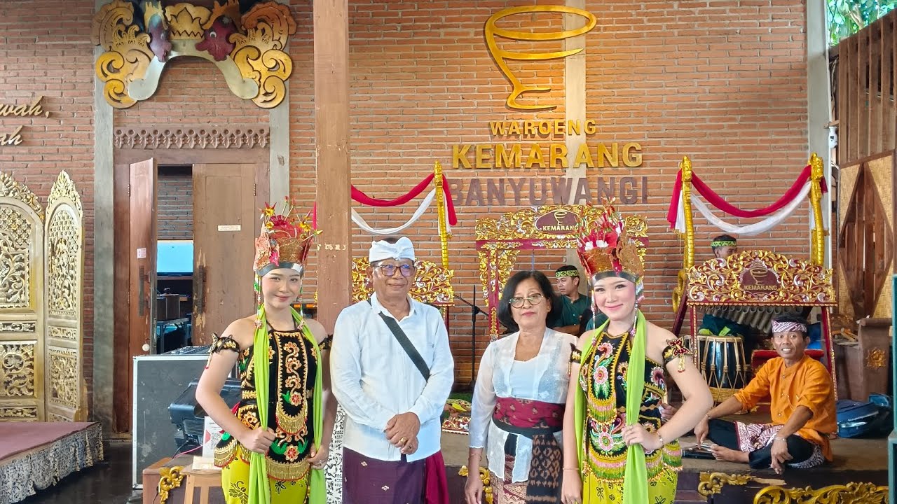 Makan siang dihibur dg tari Gandrung Banyuwangi 