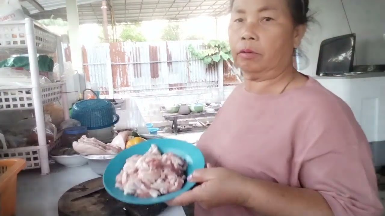 วันนี้แม่จิดมาทำกับข้าวคั่วหมูใส่ดอกกะหล่ำหมากพริกใหญ่จ้า