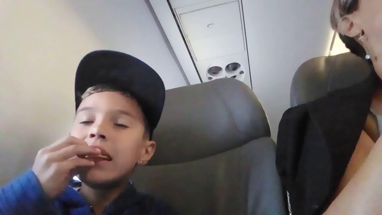 Esprementando comidas do avi&atilde;o