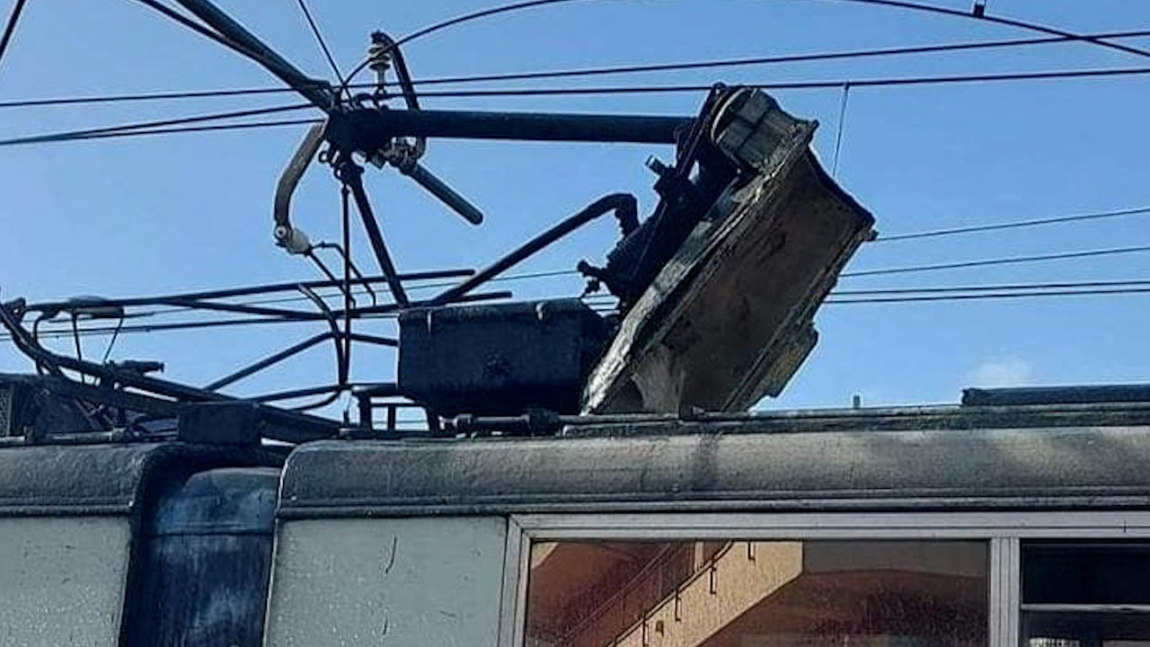 Circumvesuviana: salta il tetto di un treno. Linea sospesa e disagi