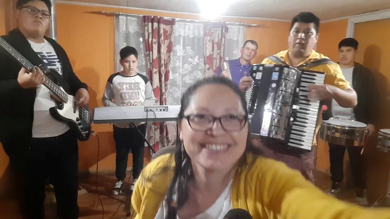 🎶Está aquí, su gloria está aquí🙌