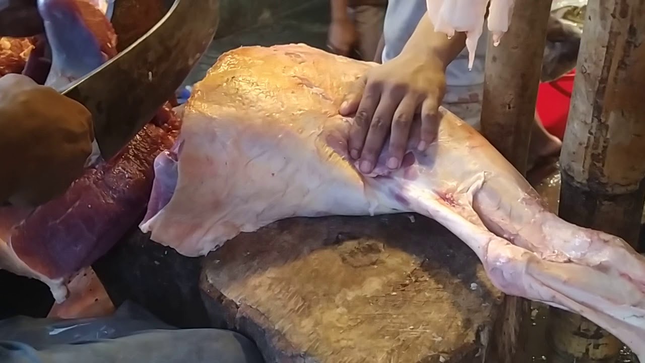 Biggest Cow Leg Meat Cutting Skills 2020/Amazing Faster Beef Cutting In BD Meat Market