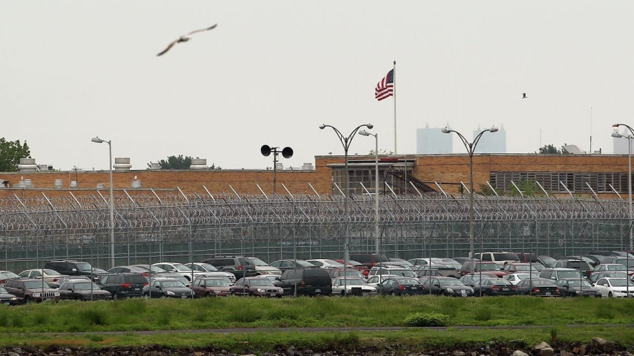 Las ventajas y desventajas del plan de cerrar Rikers Island