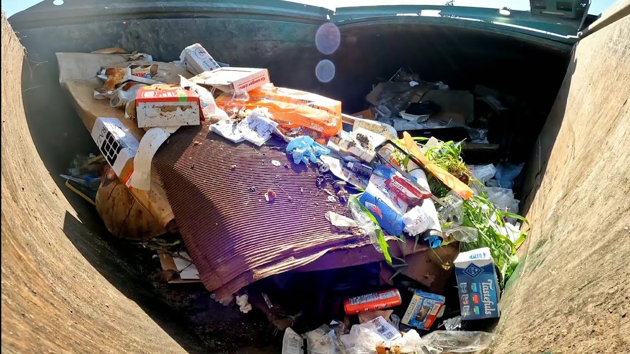 Waste Management Autocar/Heil front  loader garbage truck packing garbage and ejecting load 4