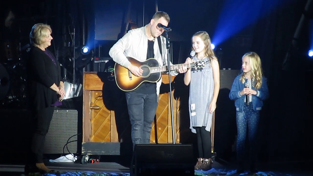 Matthew West sings with his daughters, Lulu and Delaney - 