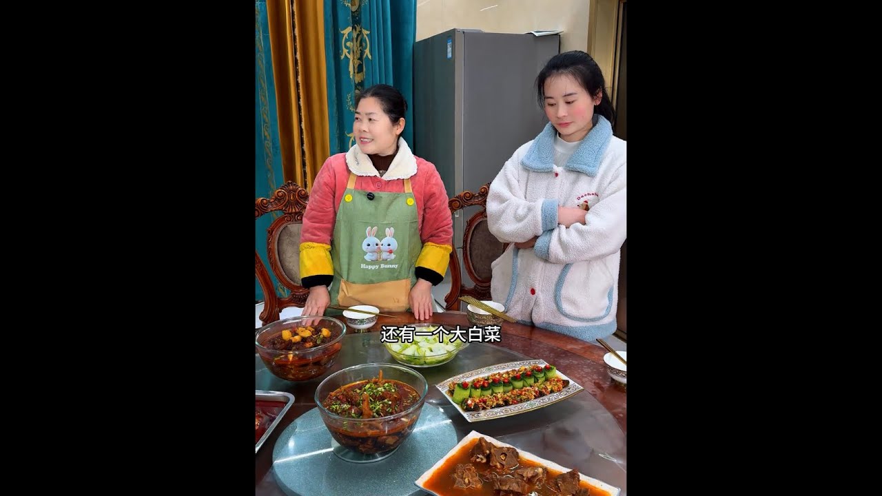 今天我朋友来家里吃饭，00后女保姆意意真是让我丢尽了面子#记录真实生活#日常vlog #美食 #保姆