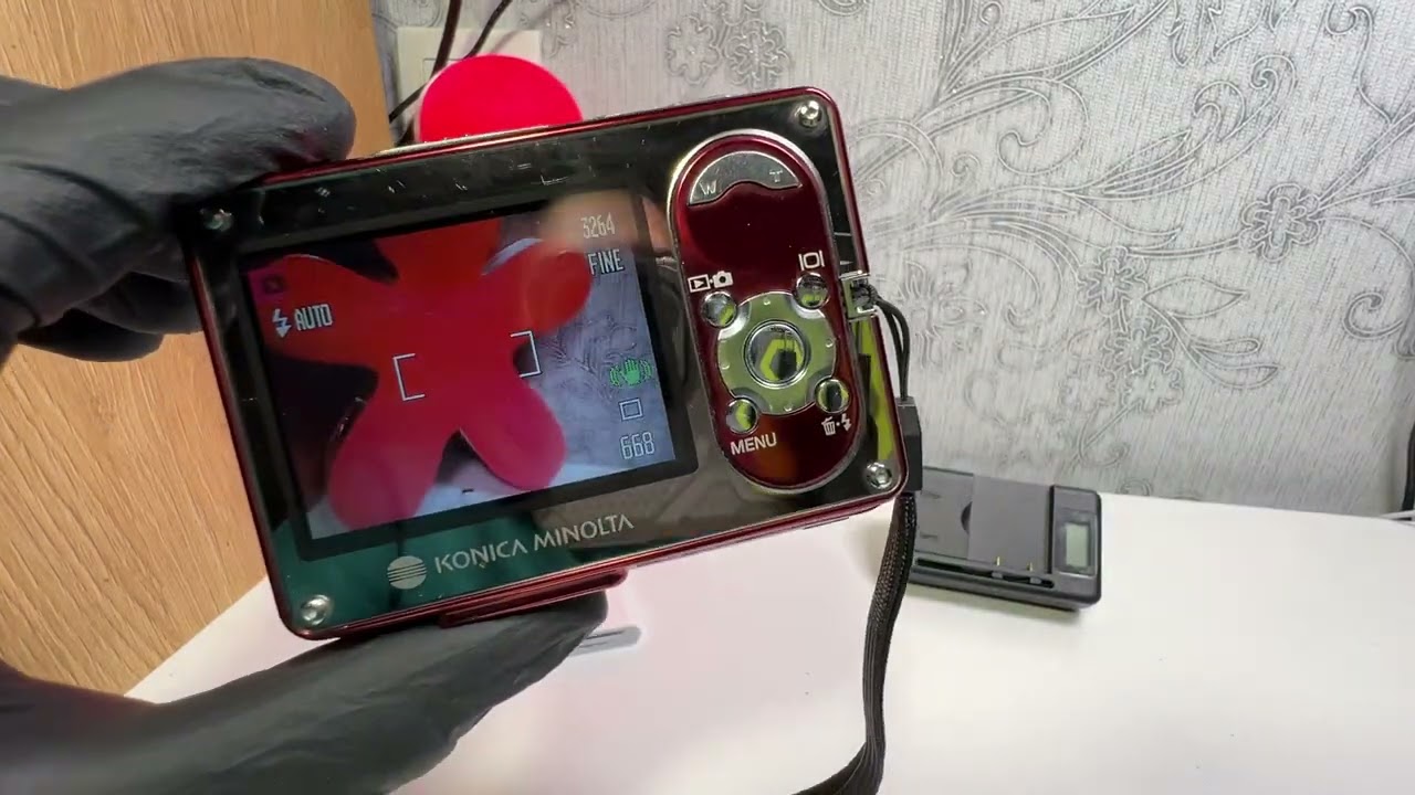 Konica Minolta Dimage X1 8.0MP Digital Camera - RED Mirror vintage 2000s