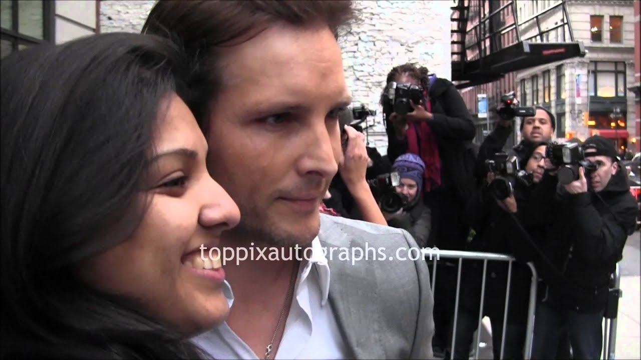 Peter Facinelli & Jaimie Alexander - Signing Autographs at 'Pain & Gain' Premiere in NYC