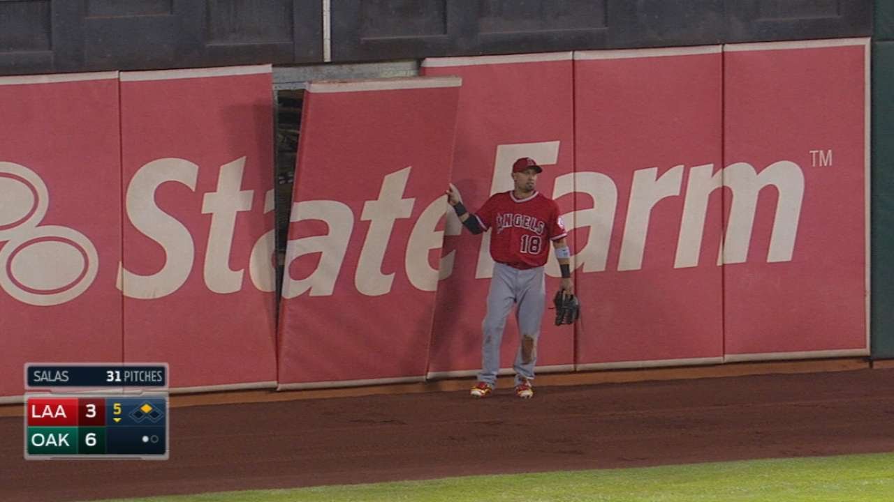 Victorino dislodges wall on catch attempt