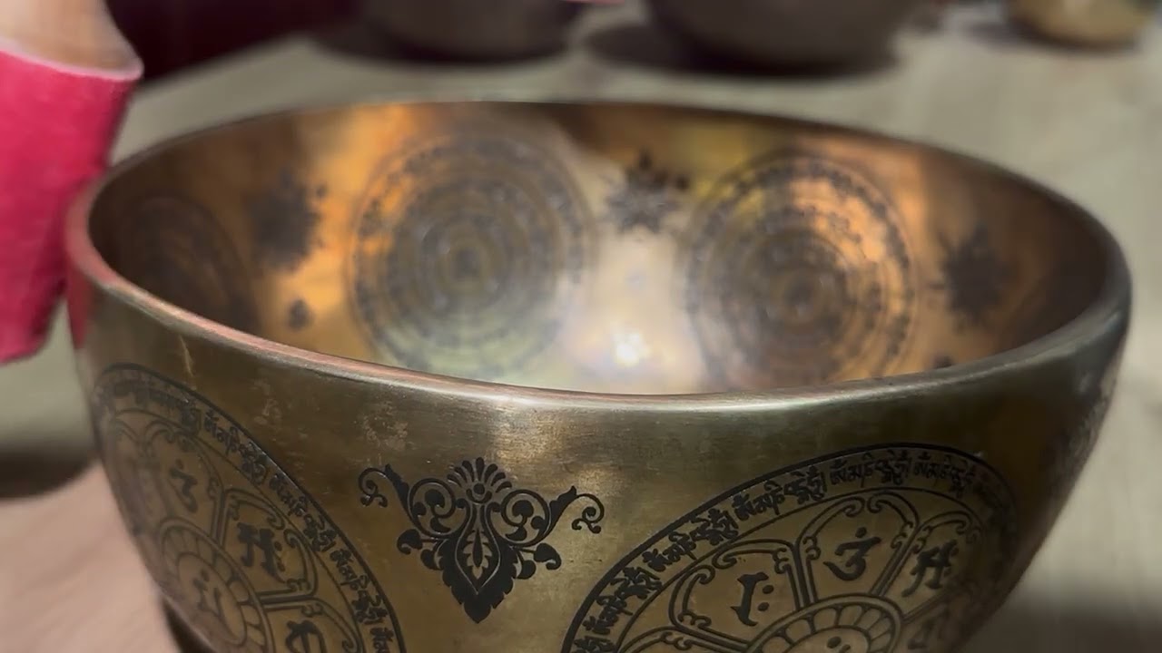 CUENCO TIBETANO JAMBATI NEPALI DECORADO 21,1 CM