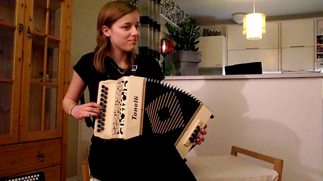 Ingela spelar durspel H&ouml;nsavalsen