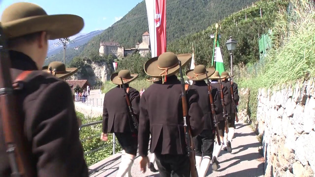 Meraner Schützen bereiten Empfang auf Schloss Tirol  - 2012