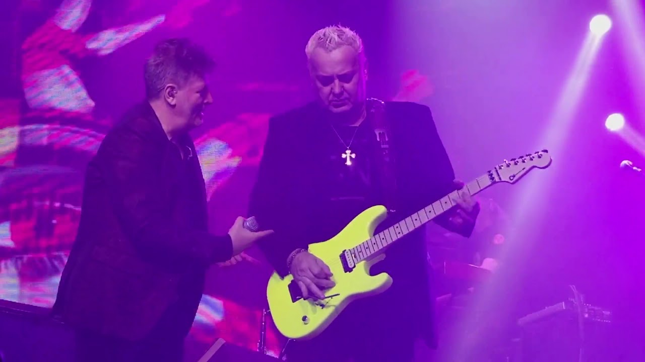 En vivo con mi Charvel San Dimas Neon Yellow