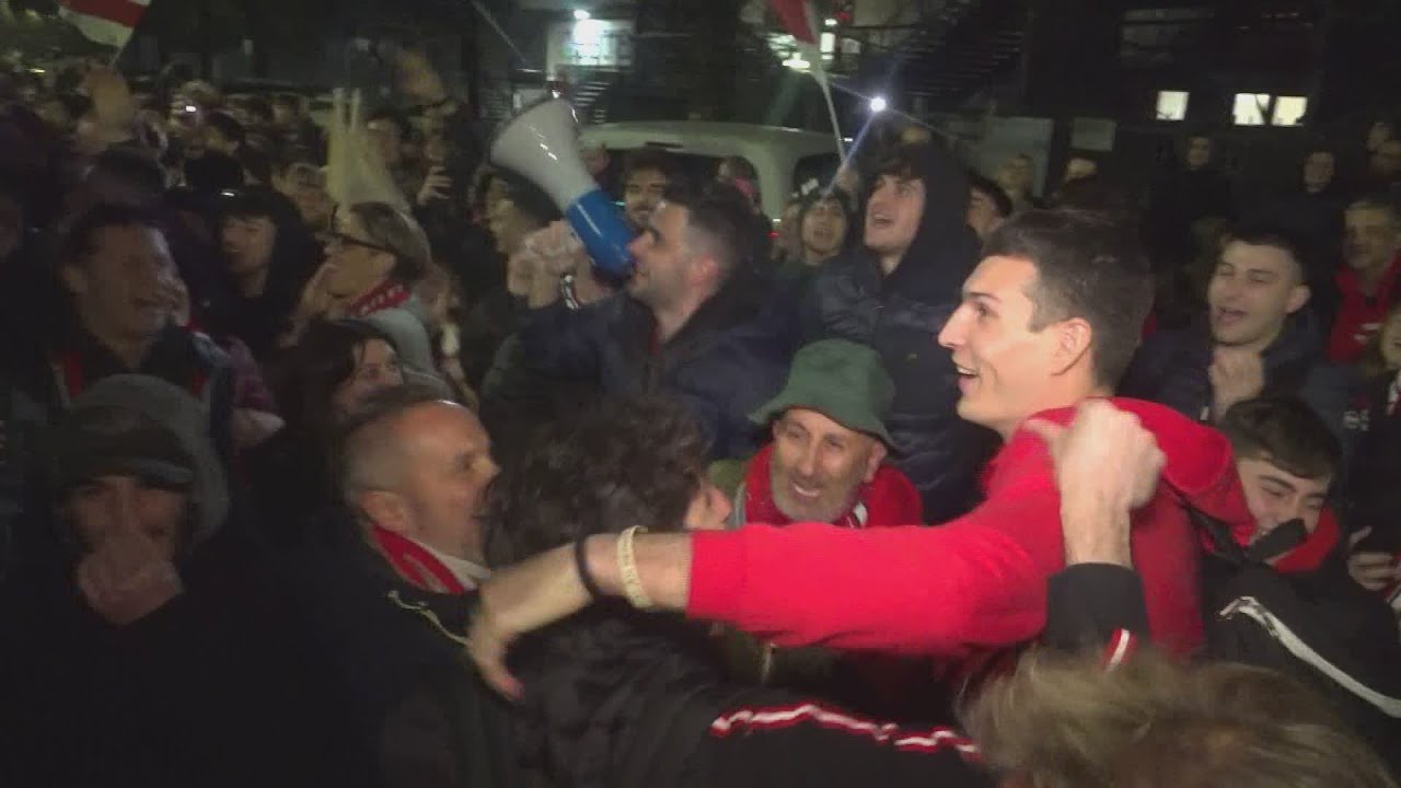 La festa del PalaCarrara dopo il miracolo a Bologna