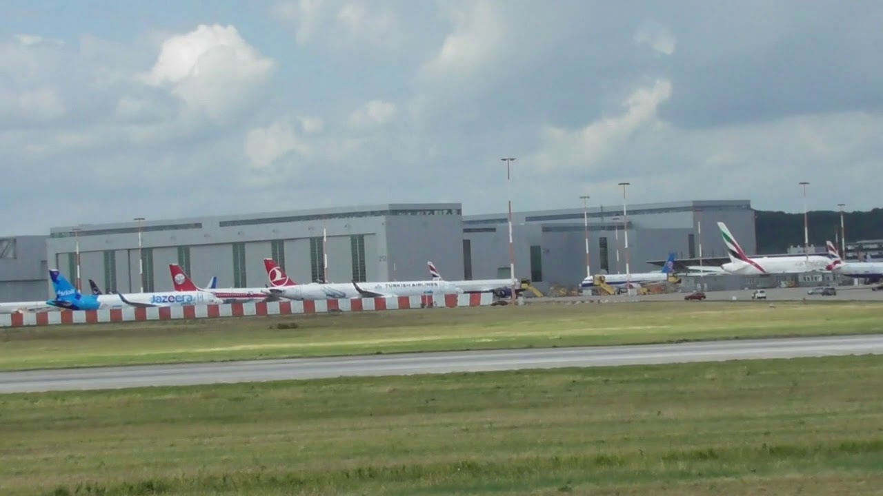 Containerschiff f&auml;hrt am Airbuswerk Hamburg vorbei