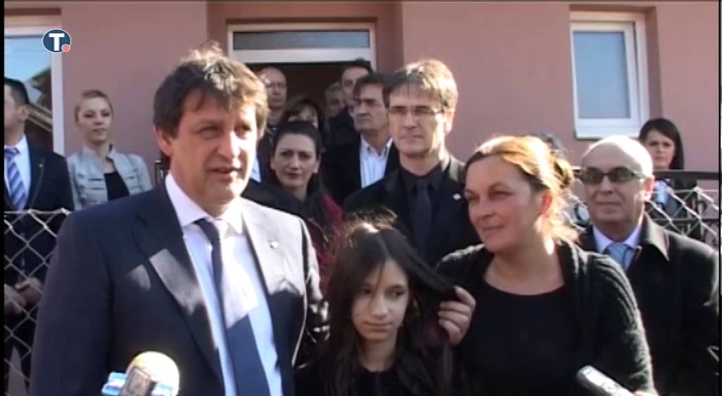 Bratislav Ga&scaron;ić uručuje ključeve porodici Dogandžić