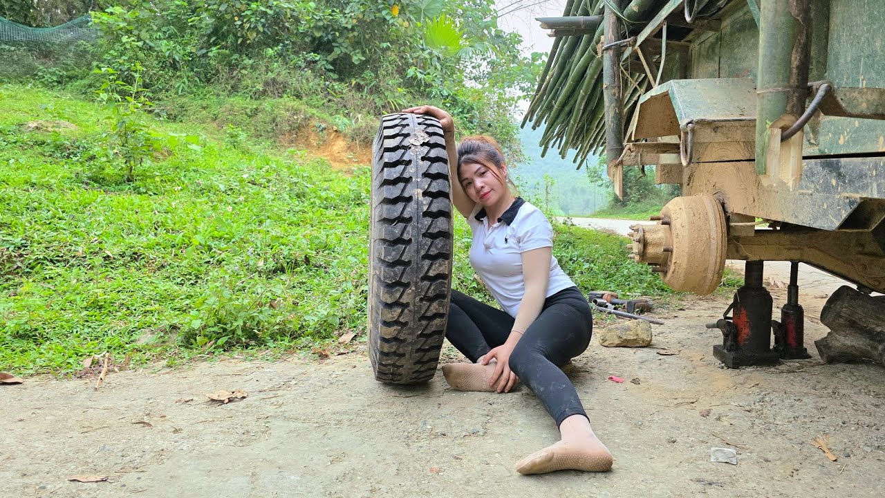 Female mechanic: Rescued a tractor that had a flat tire while transporting bamboo.
