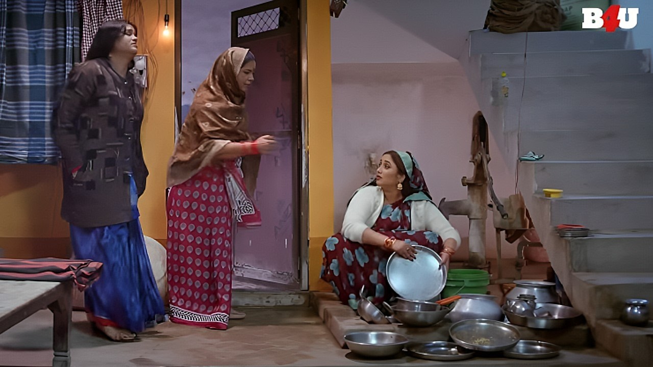अरे महारानीहाथ में मेहंदी लगा है जो अभी तक बर्तन ही धो रही है काम चोरी करना तो कोई तुझसे सीखे |