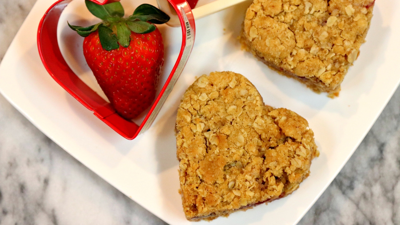 VALENTINE'S DAY STRAWBERRY OATMEAL BARS!