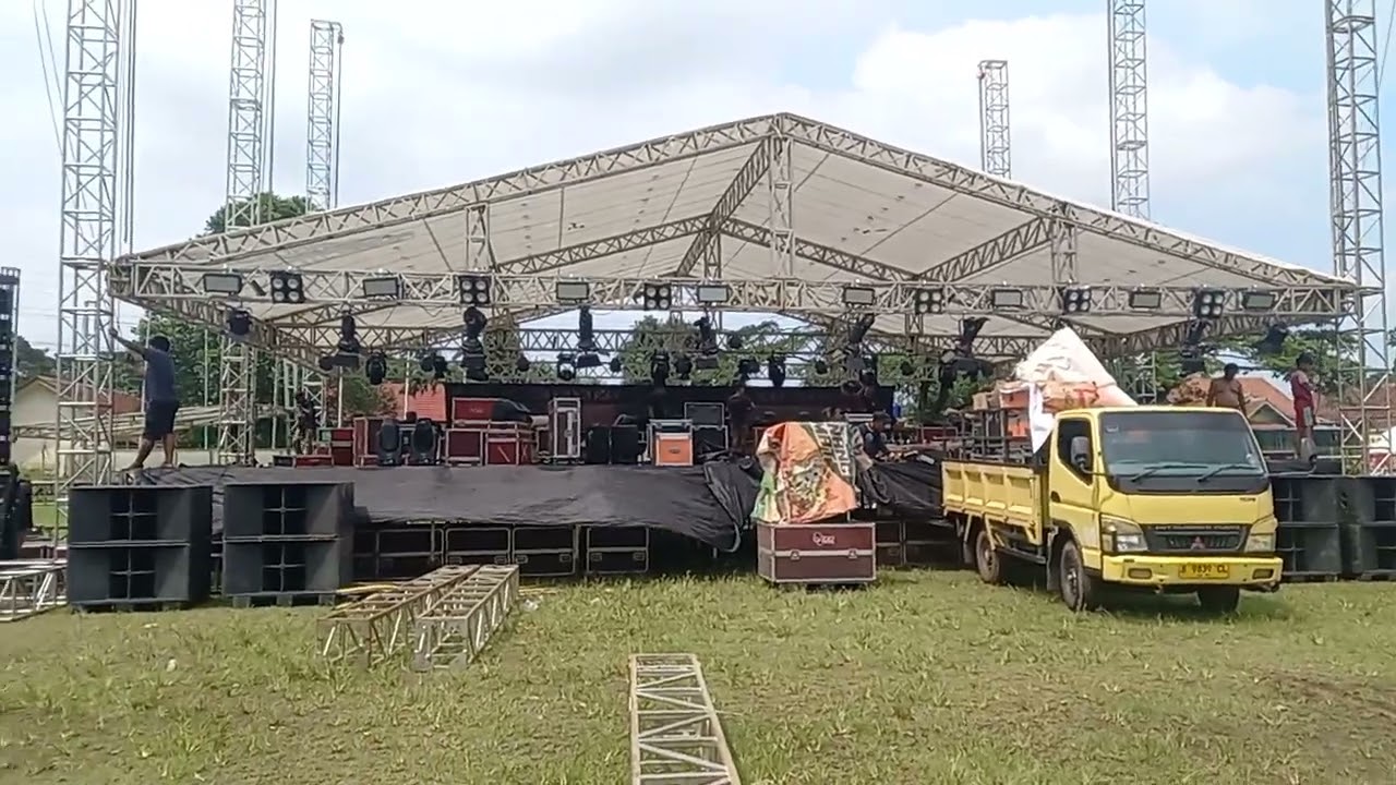 Proses Pasang Panggung Konser Rhoma & April Part 2