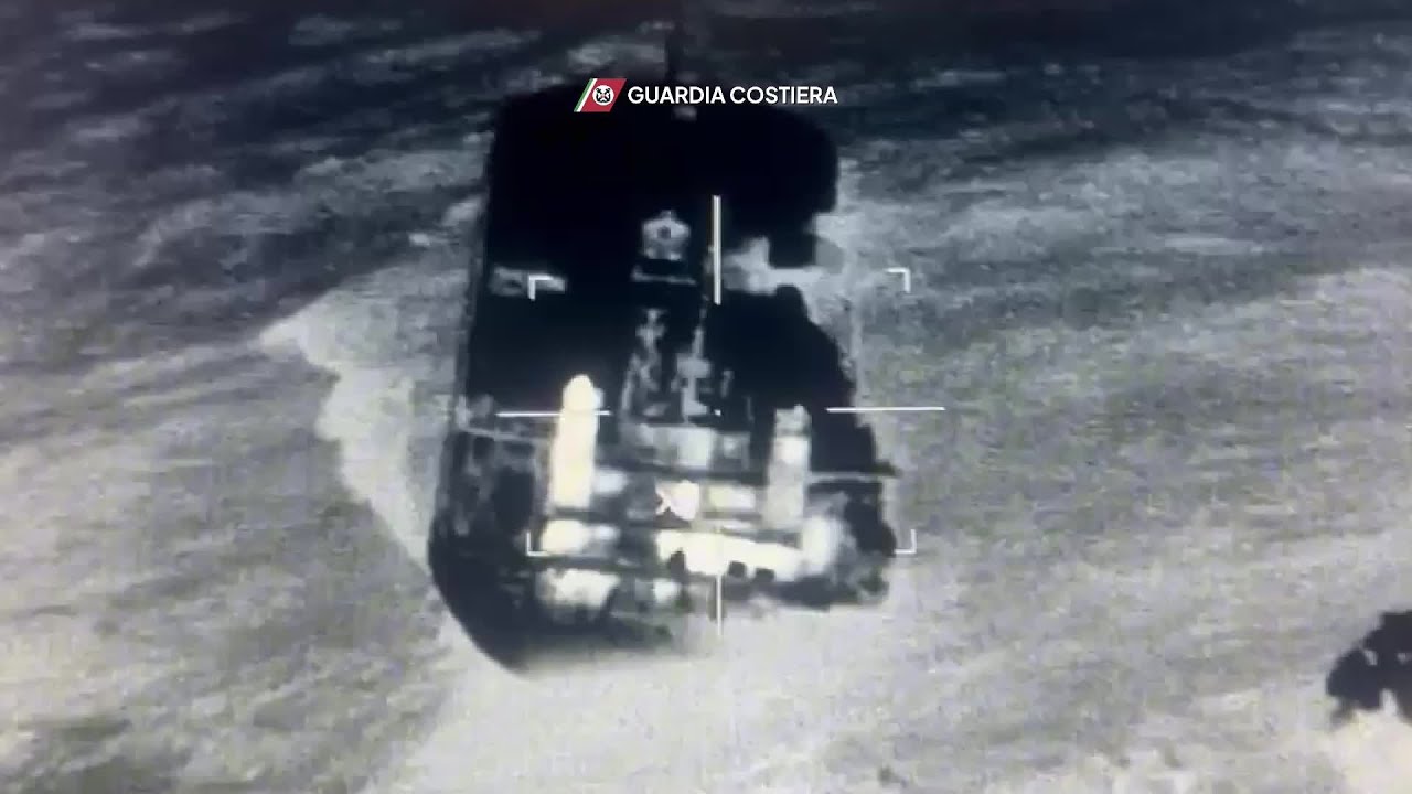 Maltempo, nave di 100 metri si arena e finisce contro un pontile a Marina di Massa