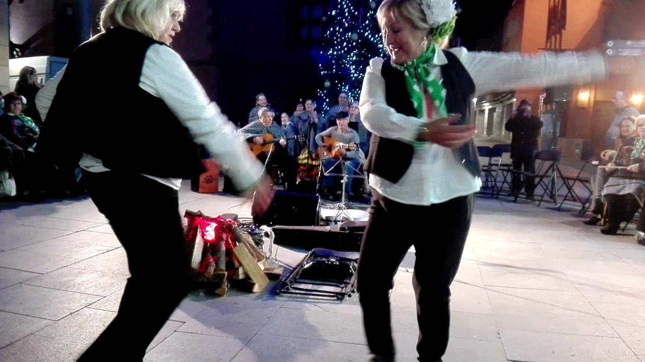 ESTA NOCHE ES NOCHEBUENA. VILLANCICO POR SEVILLANAS.
