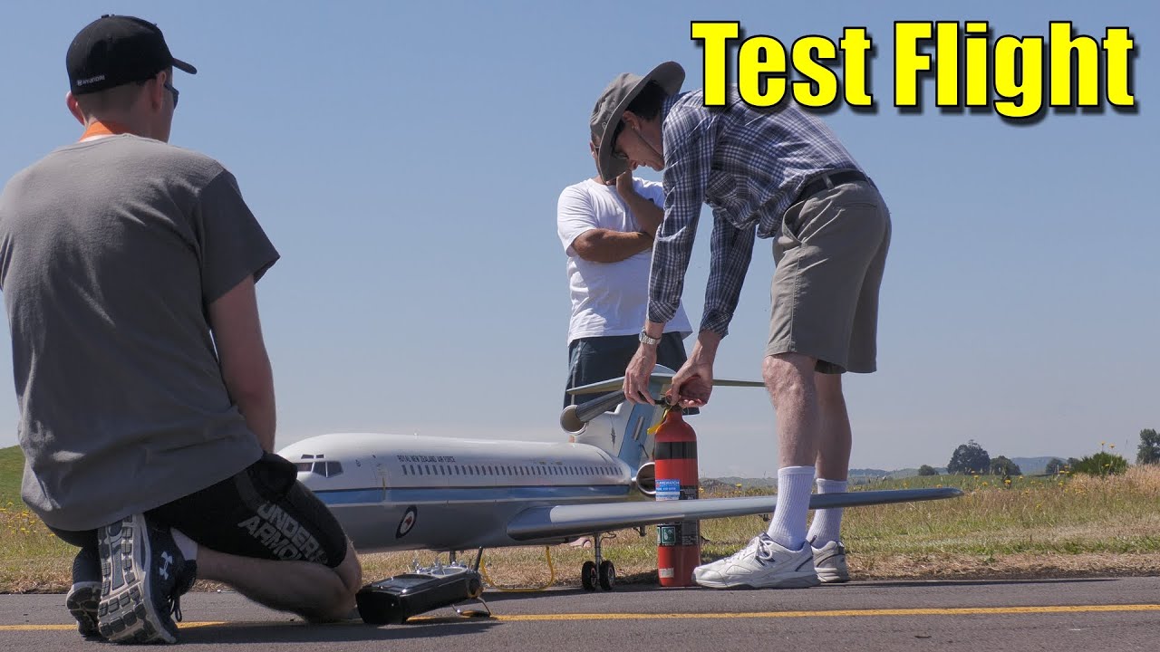 Large RC jet plane, Boeing 727, maiden flight