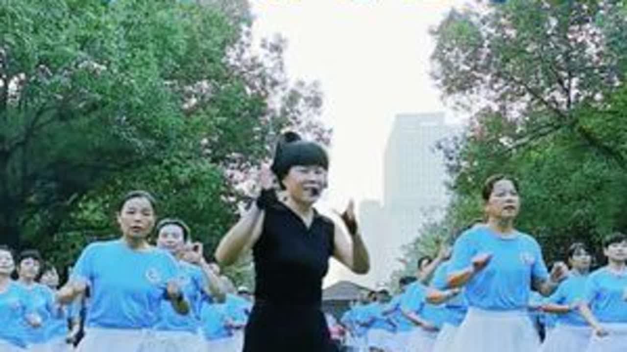 #天地龙鳞 当别人都在跟风的时候，当宝子一直在催促我跳一个的时候，我还在纳闷，这歌有啥好听的，不但不好听，我还觉得难听，直到听了这个版本，我才反应过来，不是这歌难听，是你们之前发给我的版本太难听...