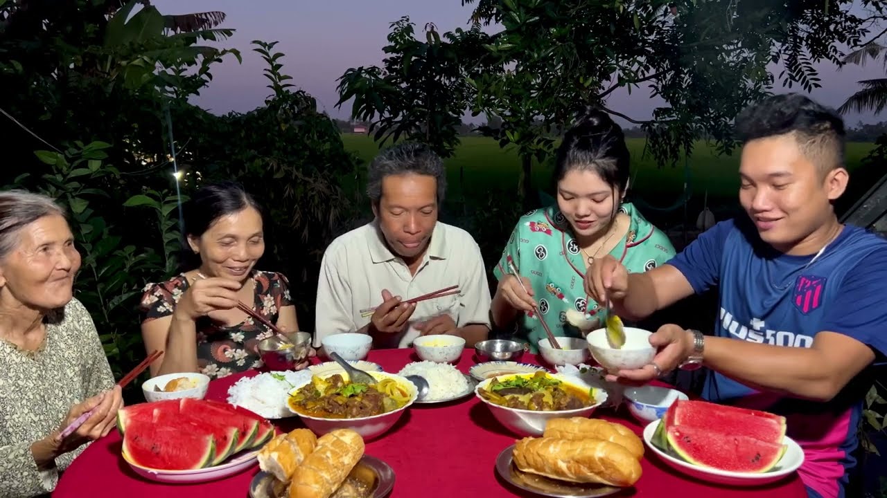 Tết Đoàn Viên - Ngoại Cho Con Vịt Xiêm Đem Nấu Cari Ăn Với Bánh Mì Thiệt Ngon | KBMQ T47