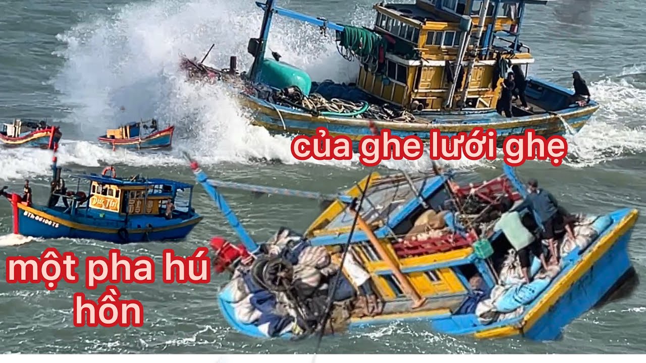 Buổi chiều tại cửa biển ghe ra vào rất nguy hiểm , khi trời gió sóng to 
