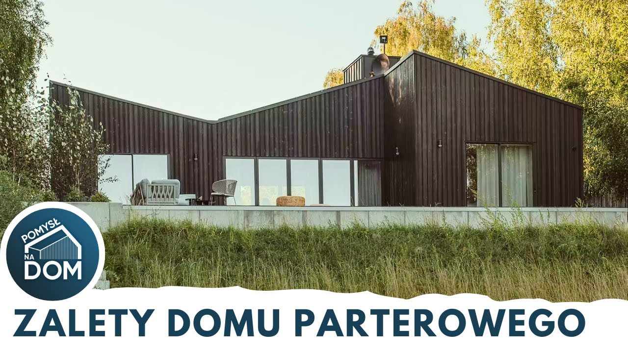 Nowoczesny dom 120 m2 dla 2+2. Salon z wielkimi drzwiami harmonijkowymi - Pomysł na Dom #121