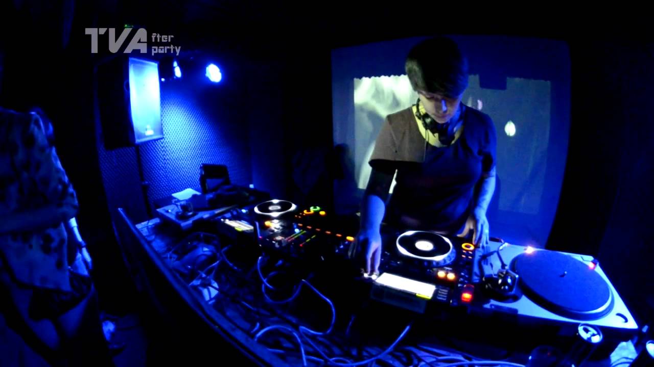 JENNIFER CARDINI !lectric play meets Correspondant with @ LOG:IN