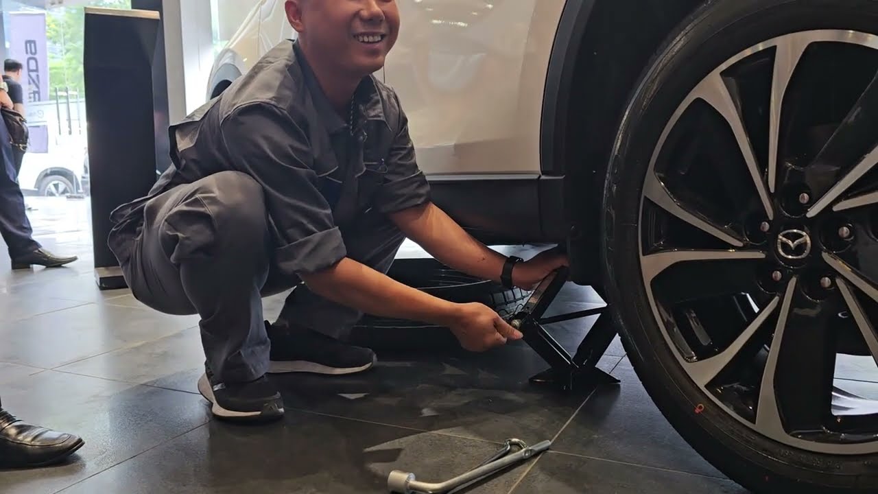 Cách Thay Lốp Xe Mazda Và Cách Câu Bình Điện Ác Quy