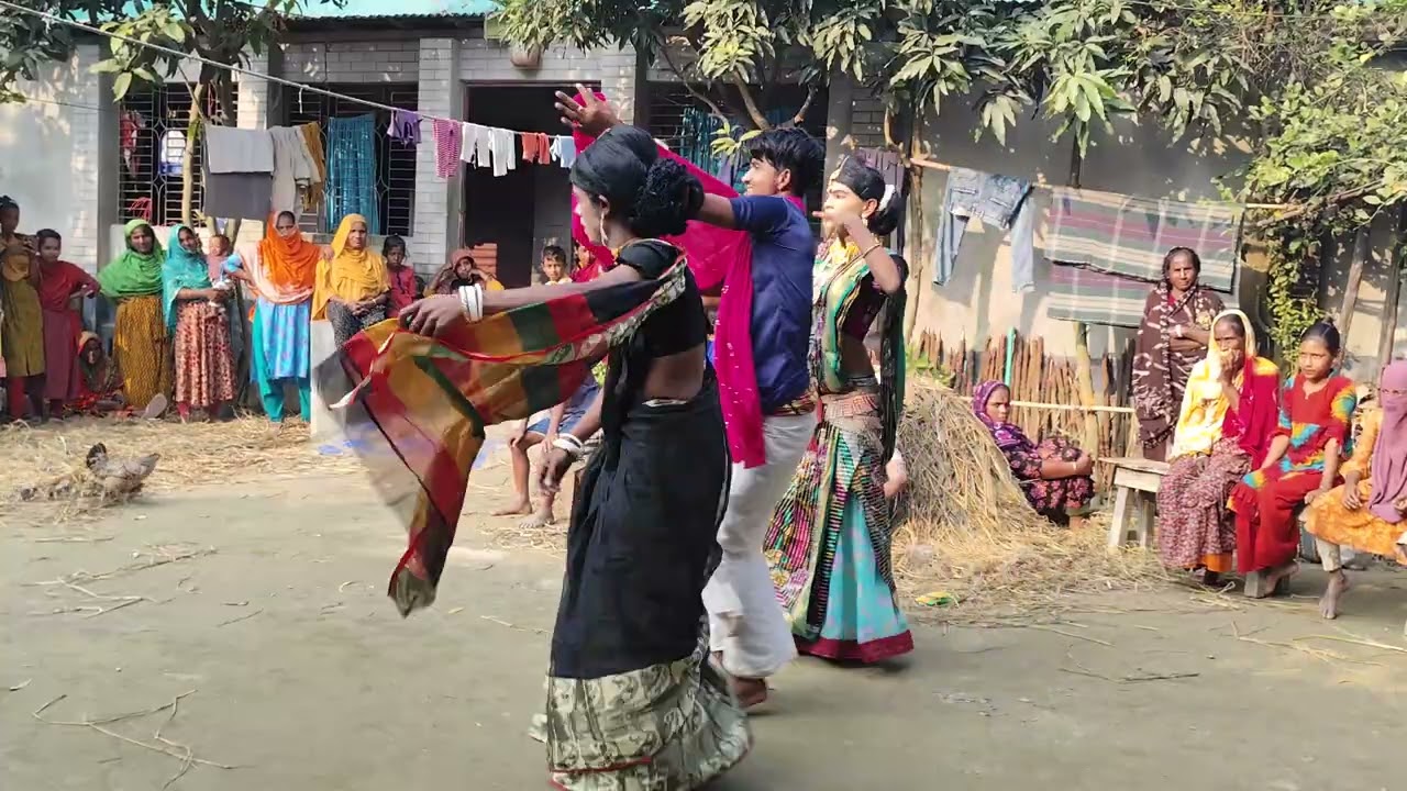শাড়ি ঝিলমিল সেন্দুর উড়ায় বাতাসে
